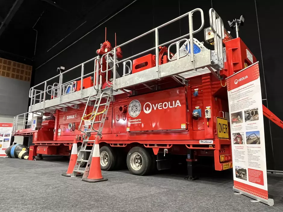Dewatering truck